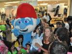 Até o Papai-Smurf apareceu no shopping ede Bogotá, na Colômbia, na celebração do Dia das Bruxas